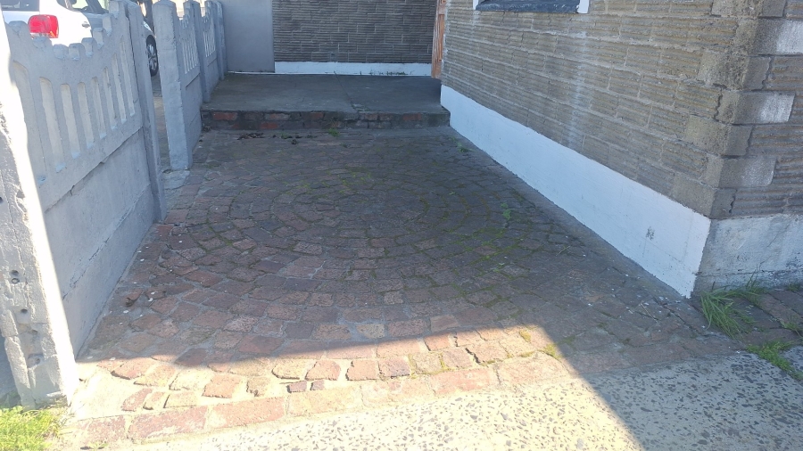 3 Bedroom Property for Sale in Lentegeur Western Cape